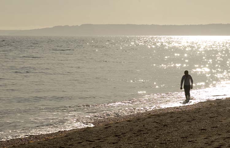 070615-Evening_stroll_in_the_surf_at_Hive_Beach-Robert_Belbin