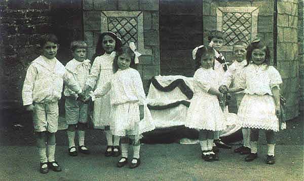 School children in 1914 - who are they? 