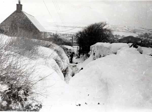 Even more snow in Cliff Road