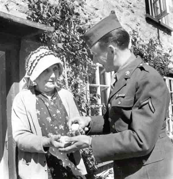 US Troops in an English Village 2